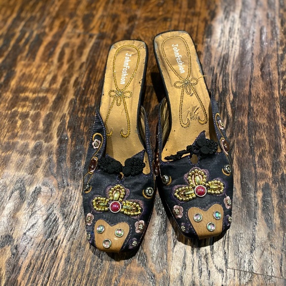 Vintage slip on shoes w ornate heel - Picture 7 of 8